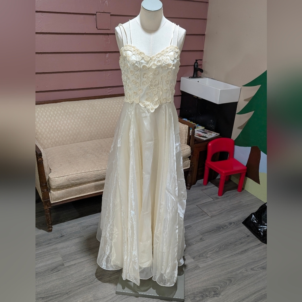 Elegant Cream Lace Appliqué Evening Dress